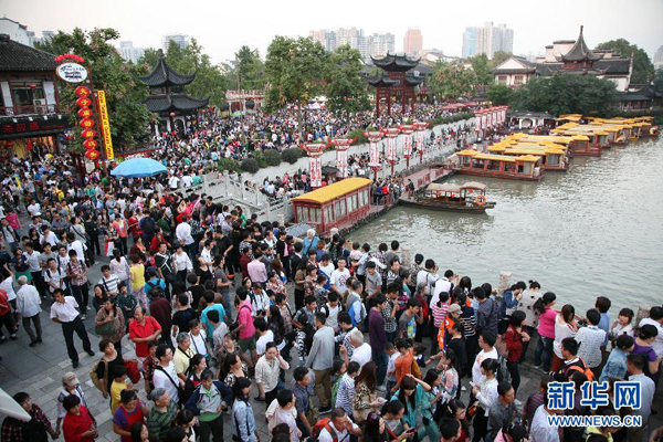 游客在南京夫子廟景區游覽